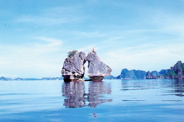 thuê tàu thăm vịnh Hạ Long